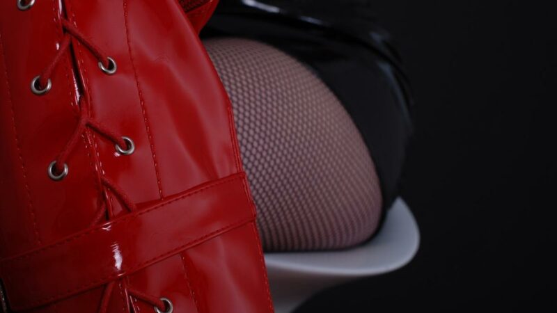 Mistress e schiavo: scopri come la padrona ama torturare lo schiavo in ottica BDSM